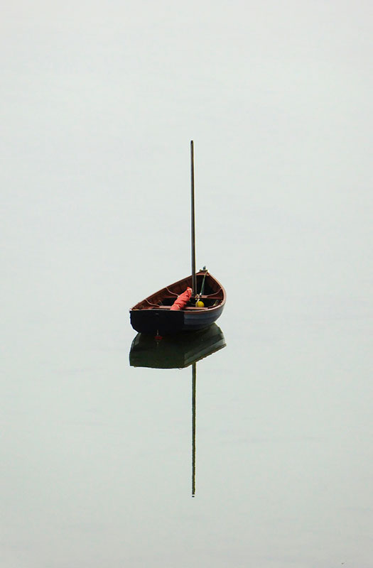 Fotografía de barca, líneas verticales