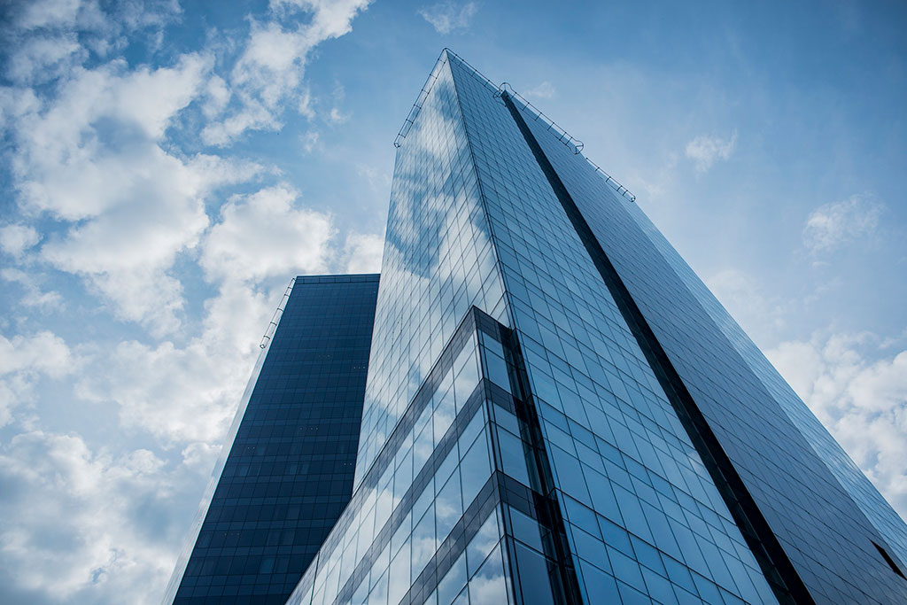 Fotografía de edificio, muestra de perspectiva, con líneas diagonales