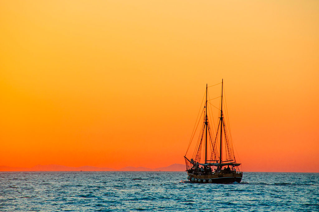 Imagen atardecer y embarcación, líneas verticales y horizontal