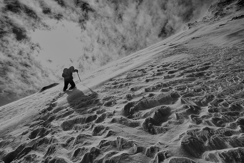 fotografía de montaña, alpinista ascendiendo