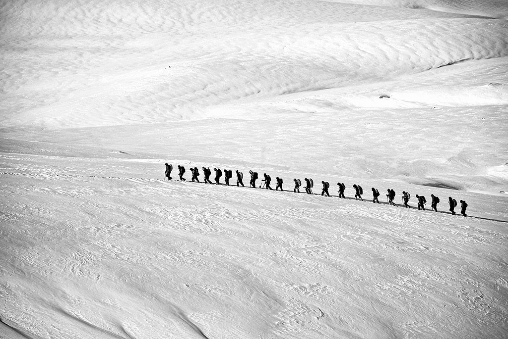 Fotografía distintos elementos creando una línea